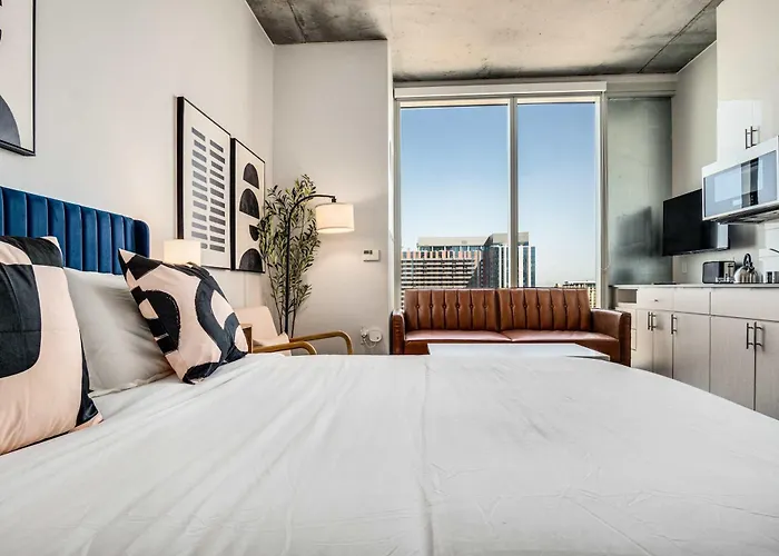Apartment Boulevard Highrise Stu Sky Pool Parking Gym 24 *