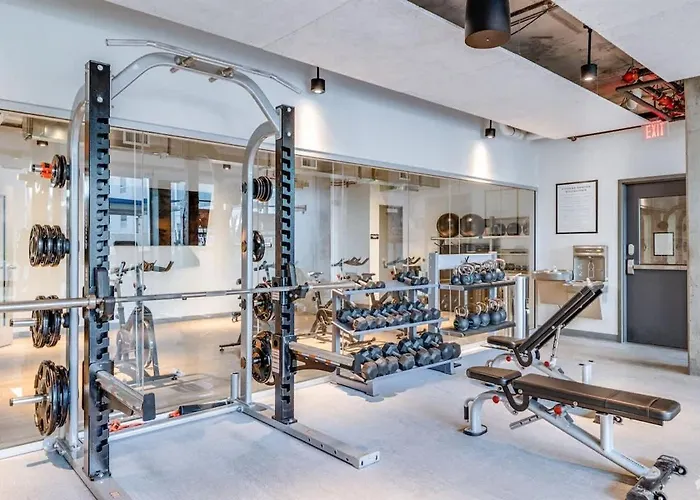 Apartment Boulevard Highrise Stu Sky Pool Parking Gym 24 *
